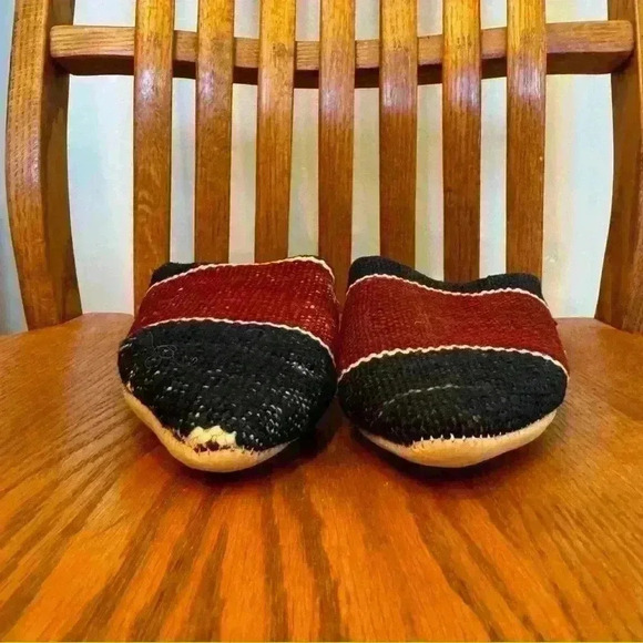 Verve Culture Moroccan Kilim Wool Slippers Blue, Cream, Maroon, Size Medium - Picture 4 of 10